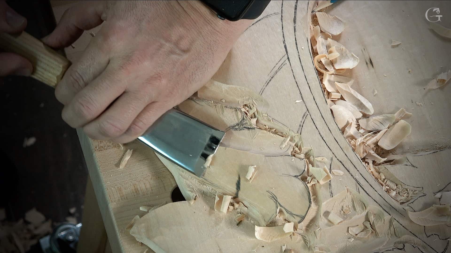 Alexander Grabovetskiy carving wood