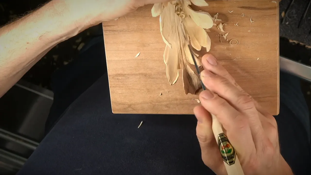 Slim veiner pointed into the center of the leaf on its board